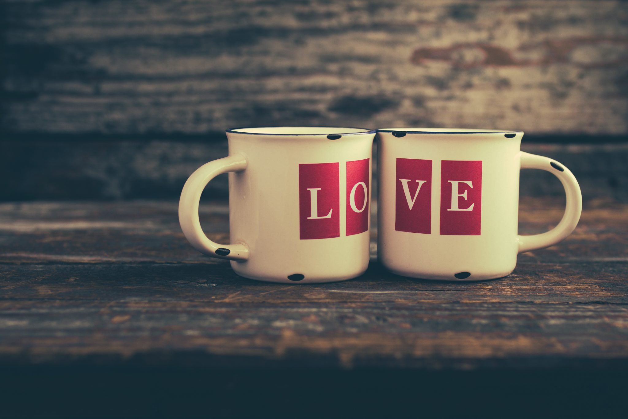 Two mugs with love letters